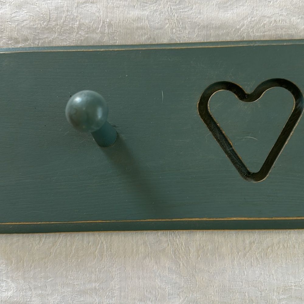 Henn Workshops Vintage Wooden Peg Rack with Hearts Hanger - Picture 3 of 9